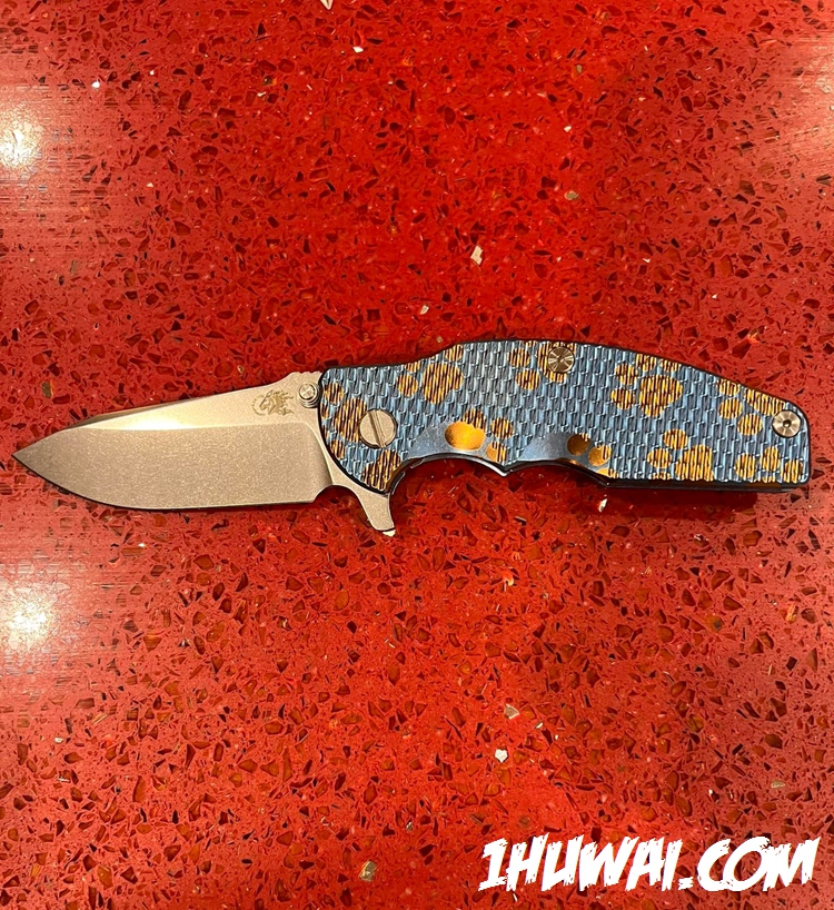 Hinderer 辛德勒 XM-18 3.5”Tri-Way  Jurassic 3.5’ 侏罗纪  Spearpoint 矛头 CPM-20CV SW石洗 Chaos蓝色狗爪/钛合金贴片/